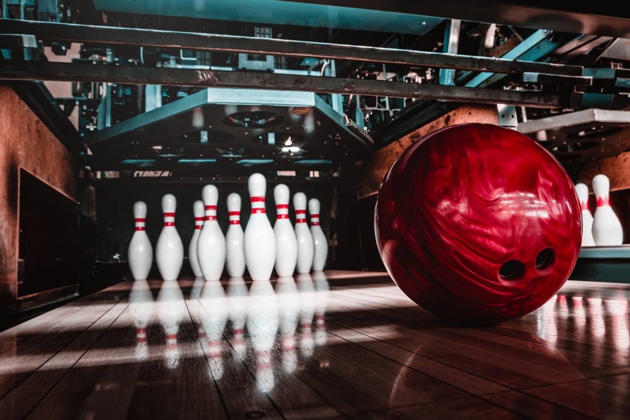 Bowlingklot som rullar mot käglorna på C4 Bowling i Kristianstad